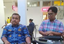 Kadis PU Kota Medan, Topan O Ginting didampingi Kabid Drainase Dinas PU Medan, Gibson saat ditemui wartawan