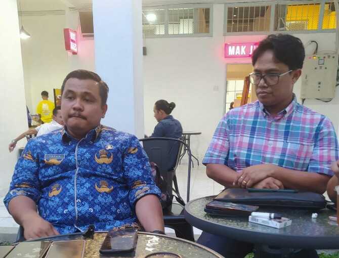 Kadis PU Kota Medan, Topan O Ginting didampingi Kabid Drainase Dinas PU Medan, Gibson saat ditemui wartawan