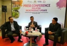 Chan Hon Mun, Direktur Tourism Malaysia Medan (tengah) pada acara "Malaysia Niche Product Update" yang digelar di Hotel Santika Premiere Dyandra Medan Selasa (20/12/2022).