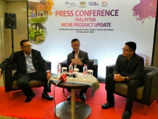 Chan Hon Mun, Direktur Tourism Malaysia Medan (tengah) pada acara "Malaysia Niche Product Update" yang digelar di Hotel Santika Premiere Dyandra Medan Selasa (20/12/2022).