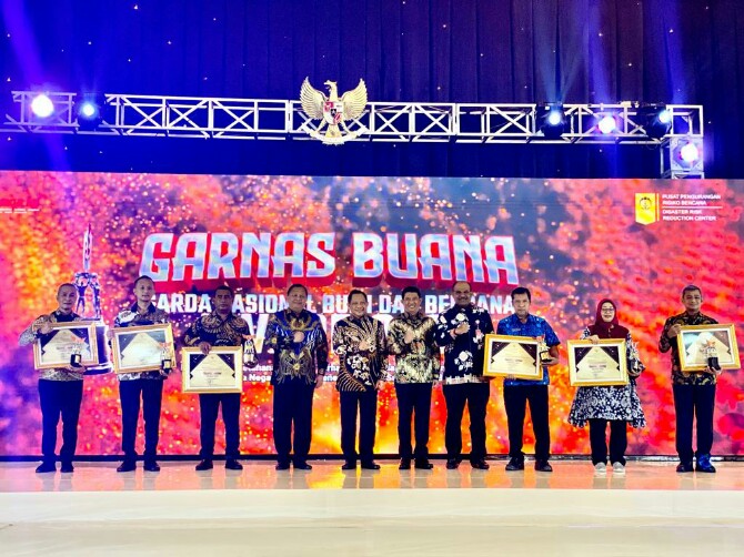 Walikota Medan, Muhammad Bobby Afif Nasution menerima Penganugerahan Garda Nasional Bumi dan Bencana Award 2022 dari Kementrian Dalam Negeri, kemarin.