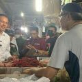 Menteri Koordinator (Menko) Perekonomian, Airlangga Hartarto menawarkan Program KUR kepada sejumlah pedagang tradisional ketika melakukan kunjungan ke Kota Medan, Sabtu (24/12/2022).