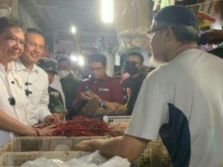 Menteri Koordinator (Menko) Perekonomian, Airlangga Hartarto menawarkan Program KUR kepada sejumlah pedagang tradisional ketika melakukan kunjungan ke Kota Medan, Sabtu (24/12/2022).
