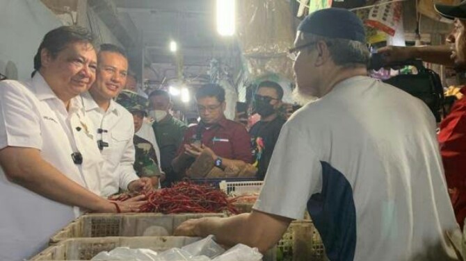 Menteri Koordinator (Menko) Perekonomian, Airlangga Hartarto menawarkan Program KUR kepada sejumlah pedagang tradisional ketika melakukan kunjungan ke Kota Medan, Sabtu (24/12/2022).
