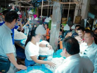 Kedatangan Menteri Koordinator Perekonomian, Airlangga Hartanto di Medan tidak hanya menawarkan KUR kepada pedagang, tapi juga mengecek ketersediaan bahan kebutuhan pokok dan stabilitas harga jelang hari besar keagamaan.