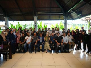 Sekretaris USU Prof. Dr. dr Fidel Ganis Siregar dan Kepala Humas, Promosi & Protokoler USU Amalia Meutia, M.Psi, Psikolog berfoto bersama Forum Jurnalis Alumni USU dalam silaturahmi di Medan, Selasa (27/12/2022).