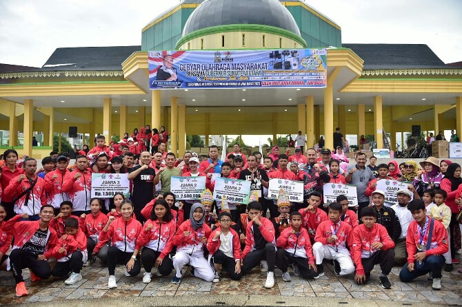 Gubernur Sumatera Utara (Sumut) Edy Rahmayadi menghadiri acara Gebyar Olahraga Masyarakat dan Tali Asih Peraih Medali Fornas VI di Lapangan Astaka, Jalan Pancing/ Williem Iskandar, Deliserdang, Jumat (30/12/2022).