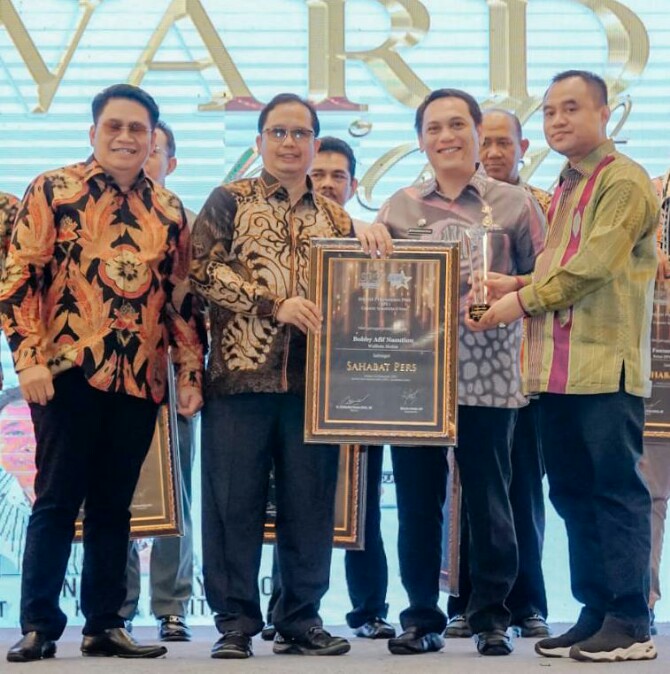 Walikota Medan, Bobby Nasution menerima penghargaan Sahabat Pers dari Serikat Perusahaan Pers (SPS) Sumut. Penghargaan tersebut diberikan karena Bobby dinilai senantiasa konsisten membantu media dalam melaksanakan tugasnya.