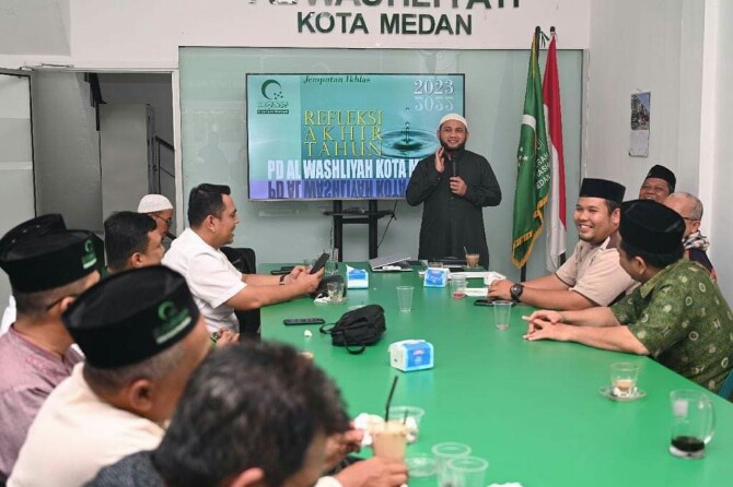 Ketua PW Al Washliyah Sumut Dedi Iskandar Batubara saat memberi sambutan di Refleksi 2022 yang digelar Al Washliyah Medan