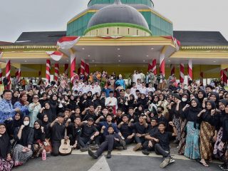 Gubsu Edy Rahmayadi, Kapoldasu dan Forkopimda berfoto bersama dengan peserta apel akbar peringatan Hari Sumpah Pemuda 2022.(ist)