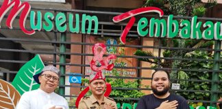 Soekirman (kiri) saat berkunjung ke Museum Tembakau, Jember, Jawa Timur