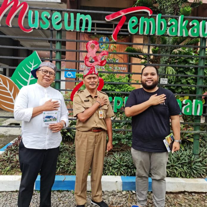 Soekirman (kiri) saat berkunjung ke Museum Tembakau, Jember, Jawa Timur