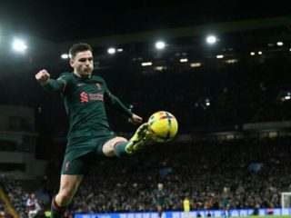 Andrew Robertson tak cuma berperan dalam kemenangan Liverpool atas Aston Villa. Dia juga mencatatkan rekor assist untuk pemain belakang.