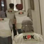 KPK menggeledah ruang kerja Gubernur Jawa Timur Khofifah Indar Parawansa dan Wagub Jatim Emil Dardak.