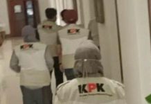 KPK menggeledah ruang kerja Gubernur Jawa Timur Khofifah Indar Parawansa dan Wagub Jatim Emil Dardak.