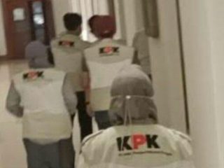 KPK menggeledah ruang kerja Gubernur Jawa Timur Khofifah Indar Parawansa dan Wagub Jatim Emil Dardak.