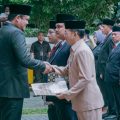 Walikota Medan menyalami para pejabat yang dilantik dan dikukuhkan