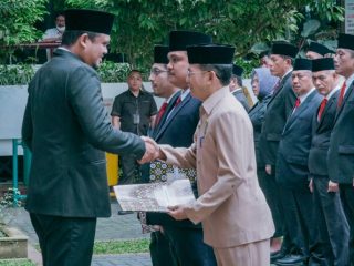 Walikota Medan menyalami para pejabat yang dilantik dan dikukuhkan