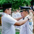 Walikota Medan saat melantik salah seorang camat