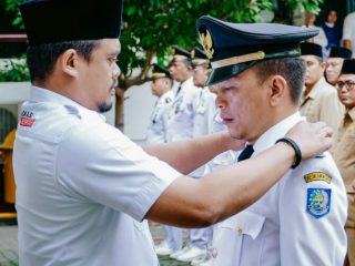 Walikota Medan saat melantik salah seorang camat