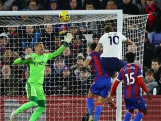 Sepasang gol H Kane di menit 48 dan 53 menggenapkan kemenangan 4 gol tanpa balas Tottenham saat lawatan ke Selhurst Park Stadium, markasnya Crystal Palace, Kamis (5/1/2022).