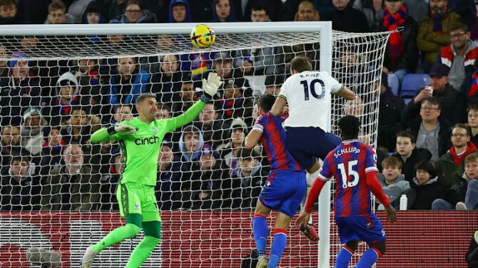 Sepasang gol H Kane di menit 48 dan 53 menggenapkan kemenangan 4 gol tanpa balas Tottenham saat lawatan ke Selhurst Park Stadium, markasnya Crystal Palace, Kamis (5/1/2022).