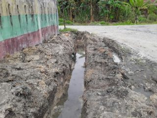 Pengerjaan Drainase di Jalan SMA Negeri 1Aek Kuasan, Desa Aek Loba afd 1 sangat meresahkan warga sekitar.