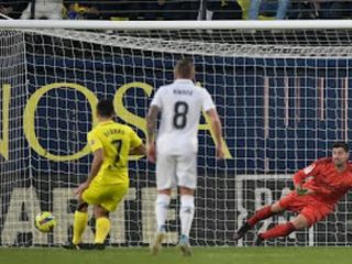 Gerard Moreno saat mengeksekusi pinalti ke gawang Madrid