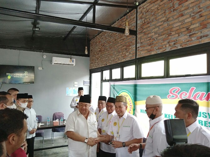 Ketum PB MABMI Dato Seri H. Syamsul Arifin, SE memberikan ucapan selamat atas terpilihnya Dato' Dr. Azizul Kholis