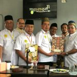 Ketua Umum DPP Hikabara Dato H.Helfi Haris, SH, M.Hum memberikan SK tim formatur.