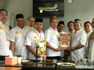 Ketua Umum DPP Hikabara Dato H.Helfi Haris, SH, M.Hum memberikan SK tim formatur.