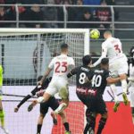 AC Milan gagal meraih poin penuh di kandang sendiri dalam lanjutan Liga Italia, Senin (9/1/2023). O Giroud cs ditahan imbang pasukan AS Roma 2-2.