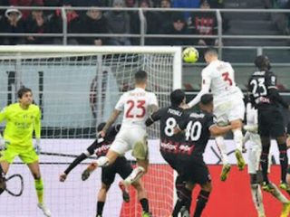 AC Milan gagal meraih poin penuh di kandang sendiri dalam lanjutan Liga Italia, Senin (9/1/2023). O Giroud cs ditahan imbang pasukan AS Roma 2-2.