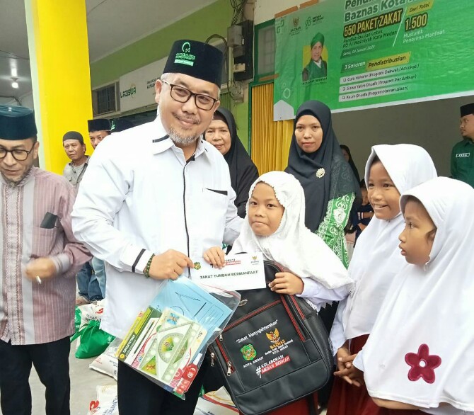 Pengurus Daerah (PD) Al Washliyah Kota Medan bekerjasama dengan Badan Amil Zakat Nasional (Baznas) Kota Medan menyalurkan 550 paket bantuan kepada mustahik.