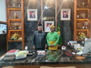 Bupati Sergai 2013-2021, Soekirman (kiri) dan Bupati Sergai 2021-2024 Darma Wijaya (kanan) saat bertemu di ruang kerja Bupati Sergai, Sabtu (7/1/2023)
