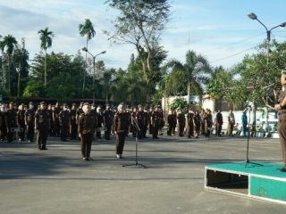 Kepala Kejaksaan Tinggi Sumatera Utara (Kajati Sumut) Idianto, SH,MH menjadi pemimpin apel pagi seluruh jajaran Kejati Sumut di halaman kantor Kejati Sumut Jalan AH Nasution Medan, Senin (9/1/2023).