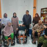 Wakil Ketua DPRD Sumut, Irham Buana saat memberikan bantuan kursi roda kepada para lansia dan penyandang disabilitas di Kecamatan Medan Area, Senin (9/1/2023). Dia berharap bantuan ini bisa meringankan beban para lansia dan penyandang disabilitas. Foto:Efri Surbakti/kaldera.id
