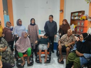 Wakil Ketua DPRD Sumut, Irham Buana saat memberikan bantuan kursi roda kepada para lansia dan penyandang disabilitas di Kecamatan Medan Area, Senin (9/1/2023). Dia berharap bantuan ini bisa meringankan beban para lansia dan penyandang disabilitas. Foto:Efri Surbakti/kaldera.id