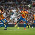 Pemain Real Madrid dan Valencia saling berebut bola saat keduanya bertemu di Semifinal Piala Super Spanyol di Stadion King Fadh, Kamis (12/1/2023). Madrid menang 4-3 lewat adu pinalti. Foto: google