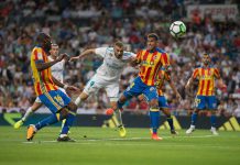 Pemain Real Madrid dan Valencia saling berebut bola saat keduanya bertemu di Semifinal Piala Super Spanyol di Stadion King Fadh, Kamis (12/1/2023). Madrid menang 4-3 lewat adu pinalti. Foto: google