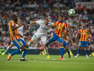 Pemain Real Madrid dan Valencia saling berebut bola saat keduanya bertemu di Semifinal Piala Super Spanyol di Stadion King Fadh, Kamis (12/1/2023). Madrid menang 4-3 lewat adu pinalti. Foto: google