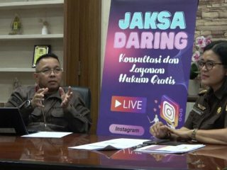 JAKSA DARING - Kajari Langkat Mei Abeto Harahap (kiri) memberikan penjelasan dalam Jaksa Daring Live IG @kejatisumut, di Medan, Kamis (12/1/2023). Kejari Langkat dinilai berprestasi dalam penanganan perkara lewat restorative justice.