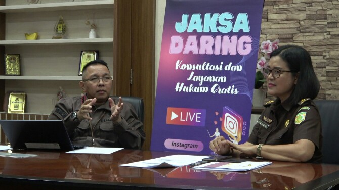 JAKSA DARING - Kajari Langkat Mei Abeto Harahap (kiri) memberikan penjelasan dalam Jaksa Daring Live IG @kejatisumut, di Medan, Kamis (12/1/2023). Kejari Langkat dinilai berprestasi dalam penanganan perkara lewat restorative justice.