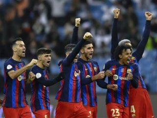 Pemain Barcelona merayakan kemenangannya atas Real Betis di semifinal Piala Super Spanyol di Stadion King Fahd Stadium, Jumat (13/1/2023). Pasukan Xavi menang 4-2 dan bertemu Real Madrid di laga puncak. Foto:google