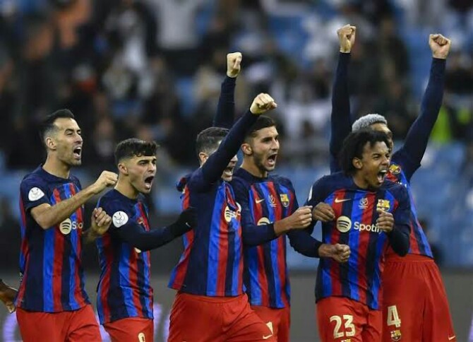 Pemain Barcelona merayakan kemenangannya atas Real Betis di semifinal Piala Super Spanyol di Stadion King Fahd Stadium, Jumat (13/1/2023). Pasukan Xavi menang 4-2 dan bertemu Real Madrid di laga puncak. Foto:google