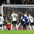 Pemain Chelsea mencoba melepaskan tembakan ke arah gawang Fulham saat keduanya bertemu dalam lanjutan Liga Inggris di Stadion Craven Cottage, Jumat (13/1/2023). Dalam laga tersebut Chelsea kalah 1-2.foto:google