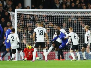 Pemain Chelsea mencoba melepaskan tembakan ke arah gawang Fulham saat keduanya bertemu dalam lanjutan Liga Inggris di Stadion Craven Cottage, Jumat (13/1/2023). Dalam laga tersebut Chelsea kalah 1-2.foto:google