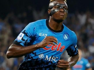 Osimhen tetap menjadi andalan Napoli saat bentrok dengan Juventus di Stadion Diego Armando Maradona dalam lanjutan Liga Italia, Sabtu (14/1/2023) . Foto:google