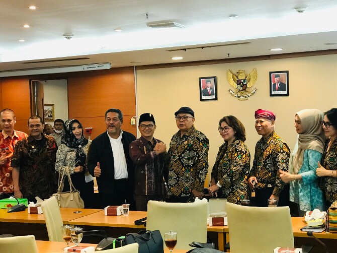 Ketua Komite Seni Budaya Nusantara (KSBN) Sumut Ir. H. Soekirman, bersama pengurus KSBN lainnya, menyerahkan usulan draft Peraturan Daerah (Perda) tentang Pemajuan Kebudayaan kepada Komisi E DPRD Sumut, pada Kamis, 12 Januari 2023.