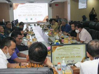 Sekretaris Daerah Provinsi Sumatera Utara (Sumut) Arief S Trinugroho menghadiri rapat Pemberian Ganti Kerugian Tahap II (Pelunasan) terkait pengadaan tanah untuk lahan pembangunan kantor Gubernur Sumatera Utara yang diberikan kepada Perkumpulan Medan Club di Ruang Rapat I Lantai 2 Kantor Gubernur Jalan Diponegoro Nomor 30 Medan, Jumat (13/1). (Kaldera/DISKOMINFO SUMUT)